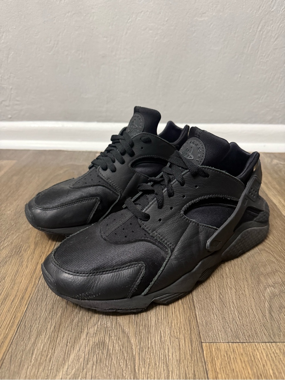 Nike Air Huarache’s Black (Size 11.5)